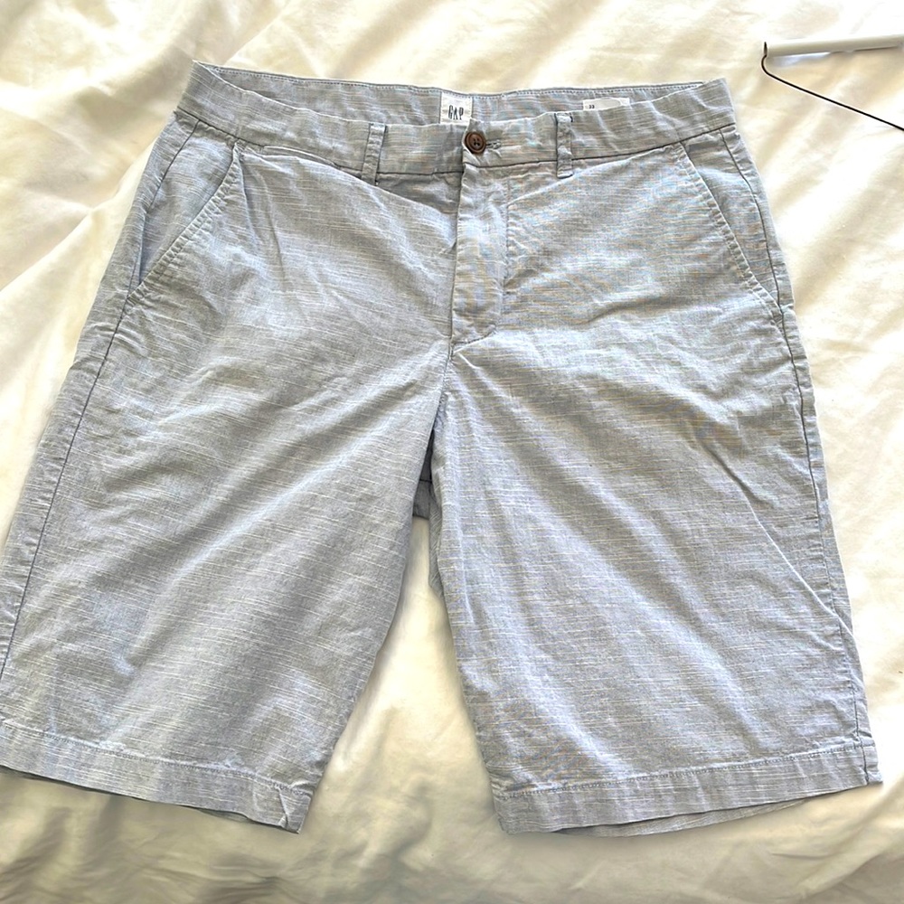 Gap mid-length shorts 33” x 12” inseam. Very good condition